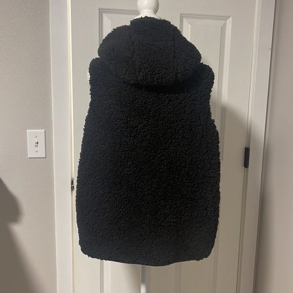 Hooded Sherpa Vest - Picture 3 of 3